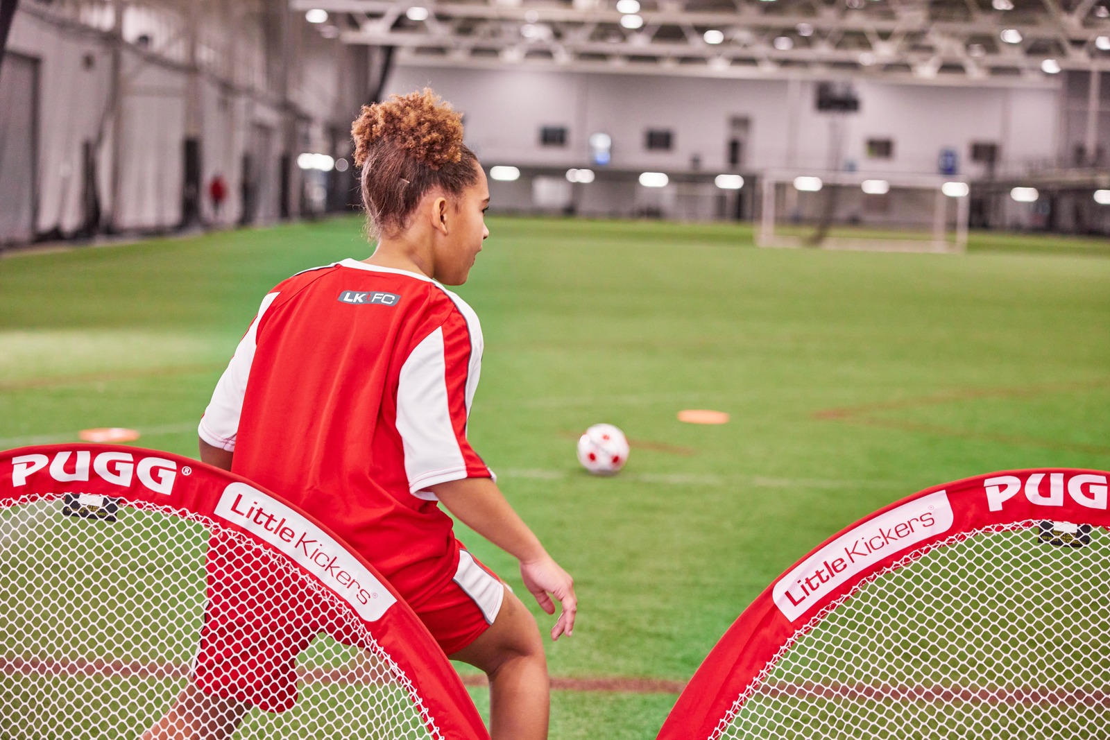 Niño driblando con confianza