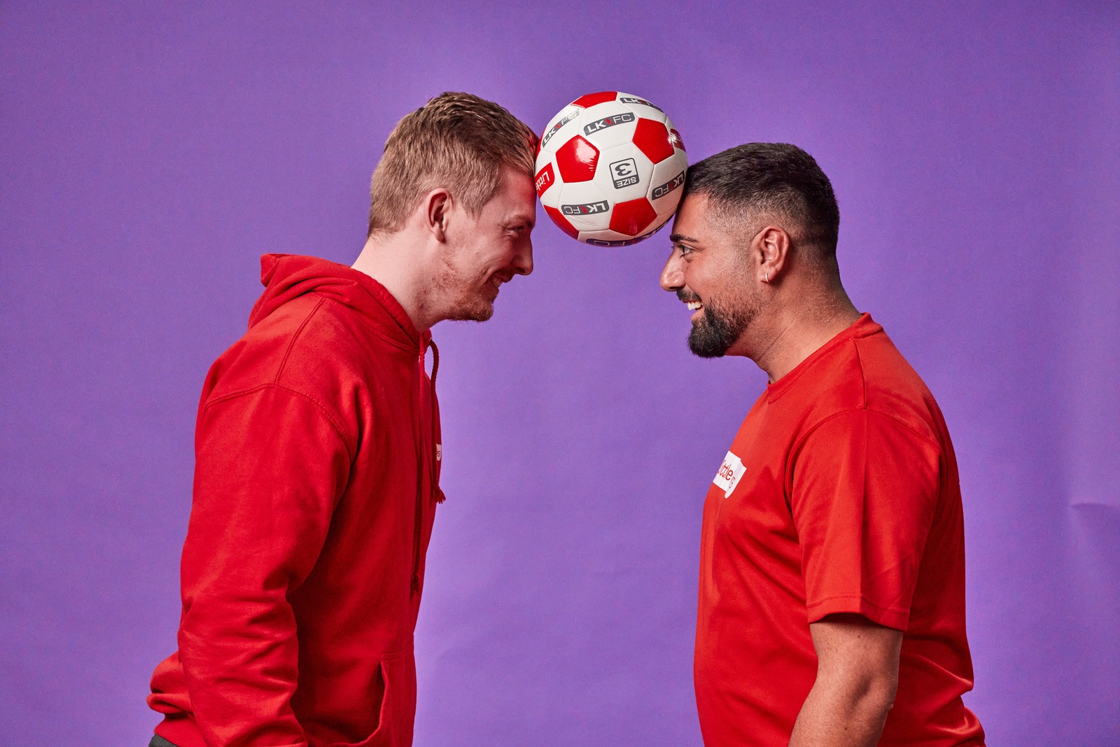 Pies de niños con balones LK