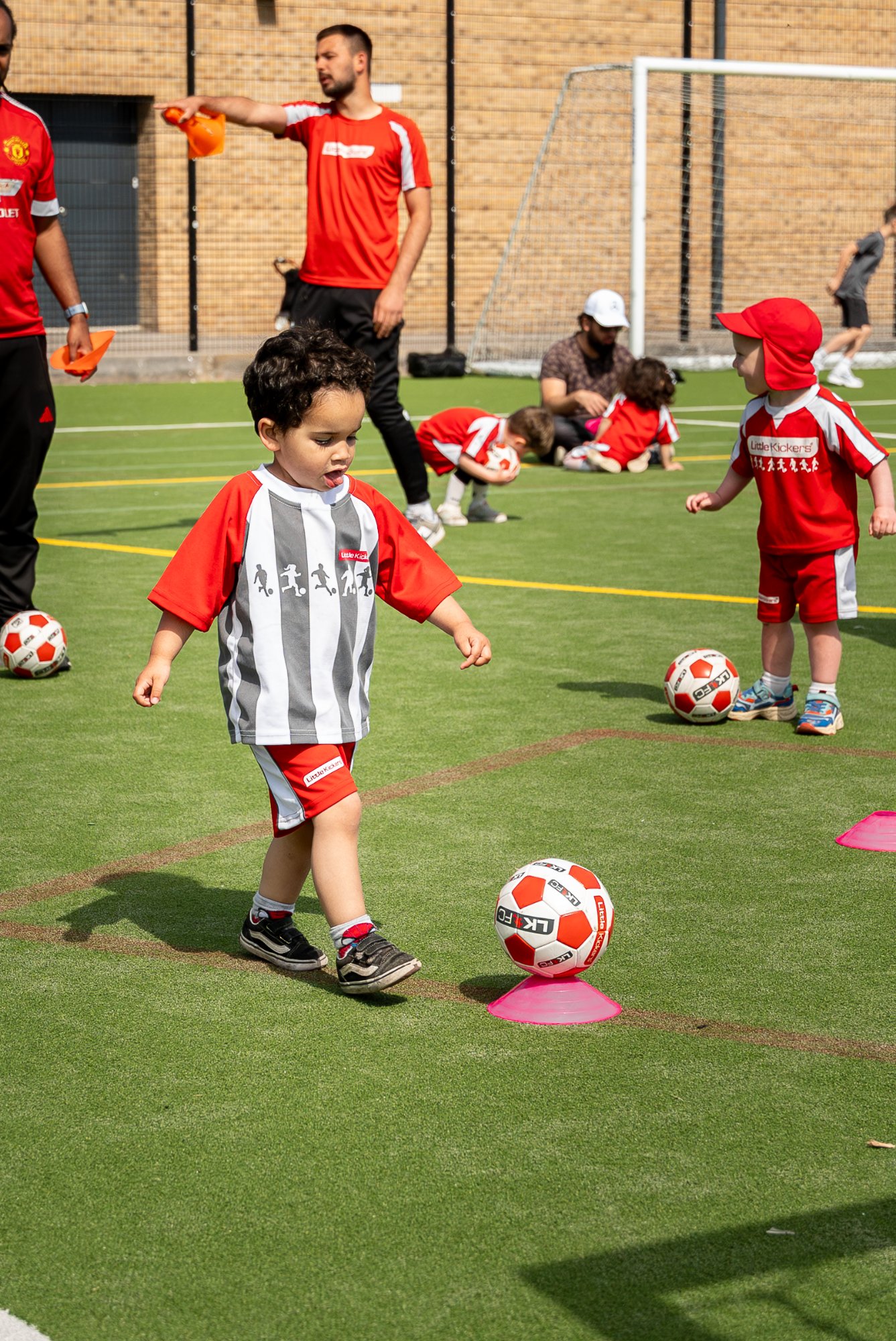 Niña haciendo corazón con las manos