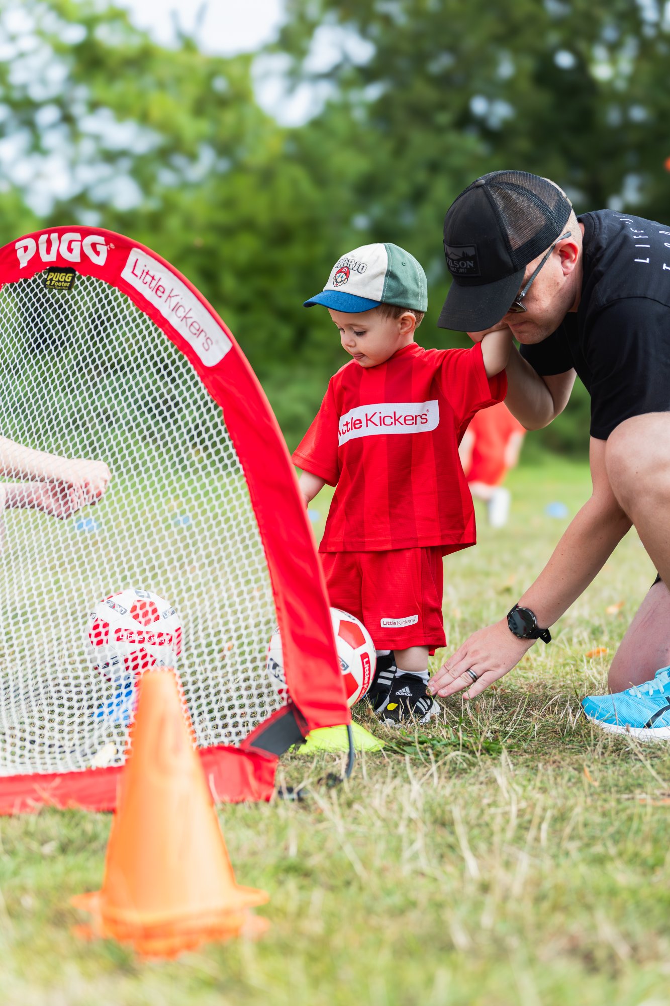 Niño pequeño pateando balón en Junior Kickers