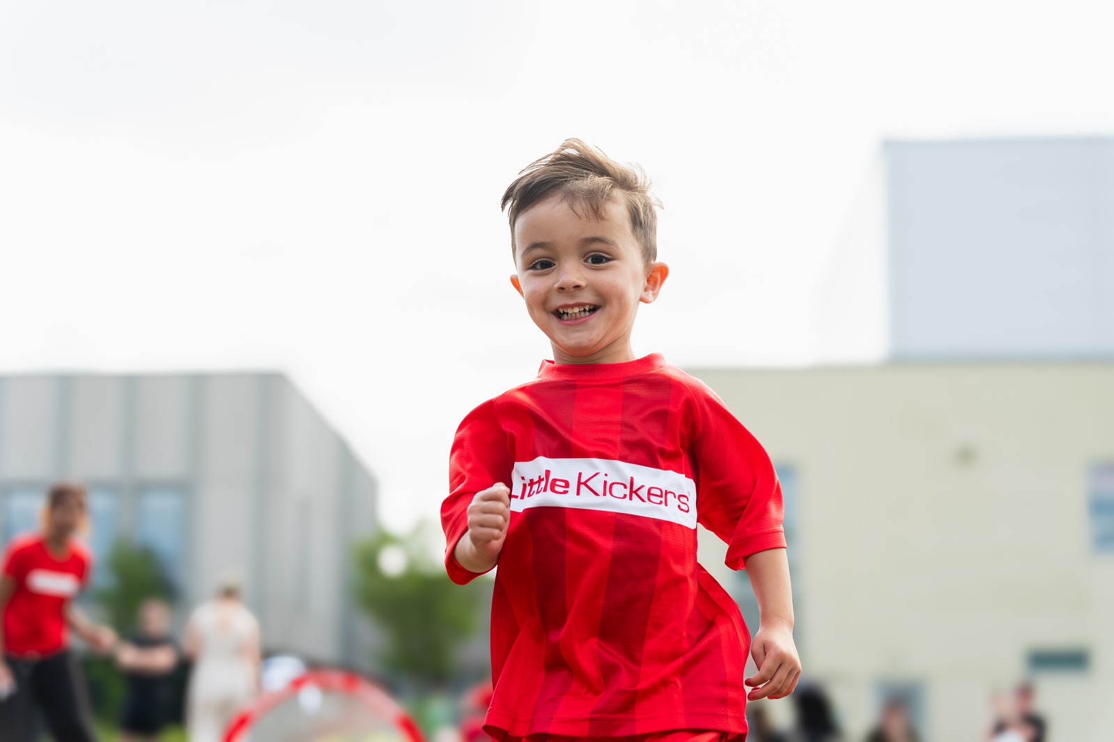 Bebé aprendiendo fútbol en Little Kicks