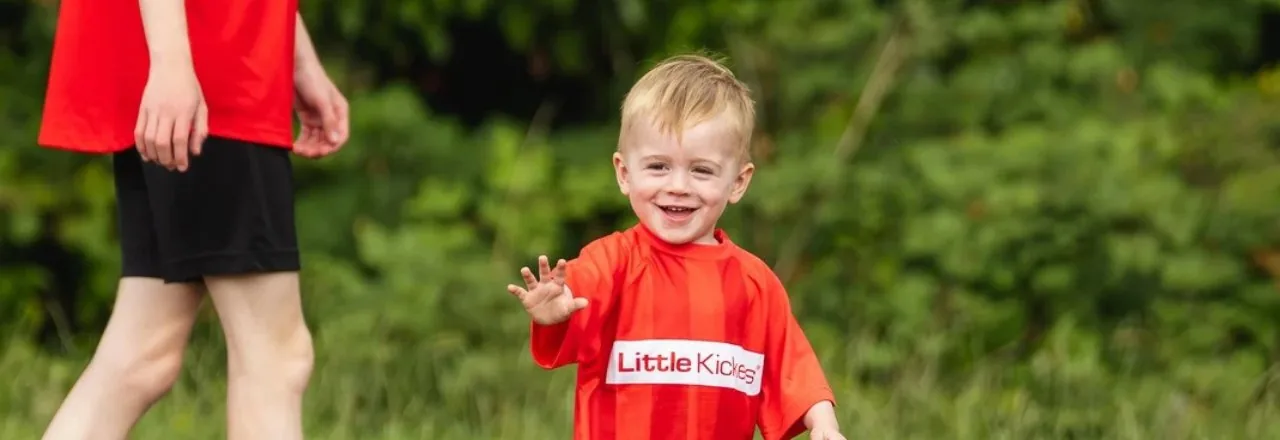 Bebé aprendiendo fútbol en Little Kicks