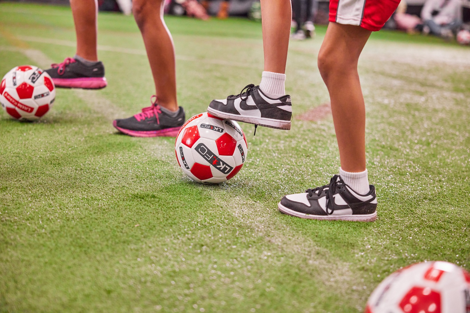 Niño corriendo sonriente en Mighty Kickers