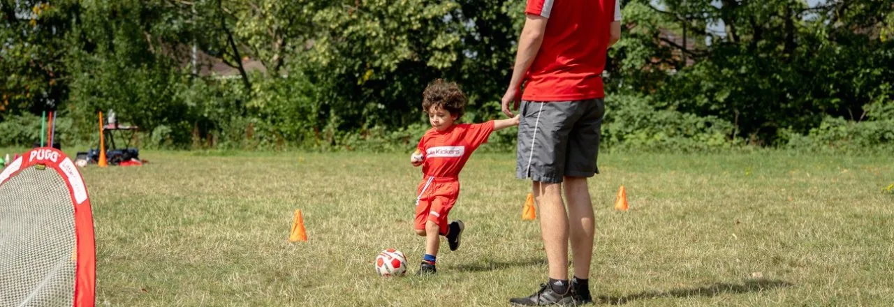 Niño corriendo sonriente en Mighty Kickers