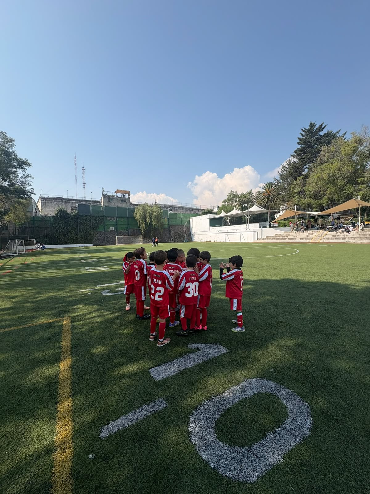 Niños del Curso de Verano Little Kickers en cancha